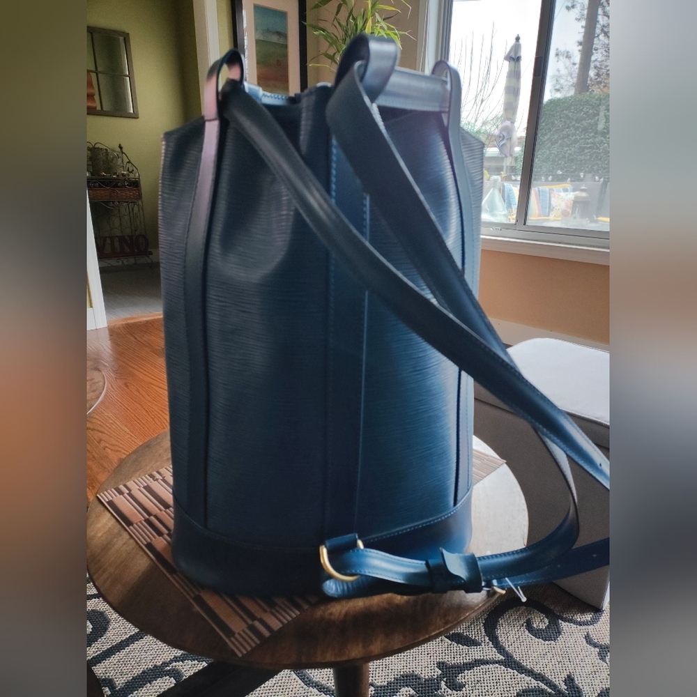 Authentic Louis Vuitton Large Unisex Epi Blue Sling Bag - Picture 2 of 11